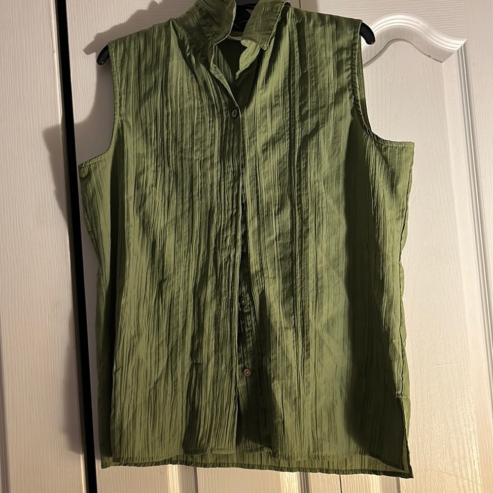 Women’s White Stag sleeveless button down tropical green blouse.